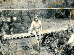 Chantal ou Claude sur un pont